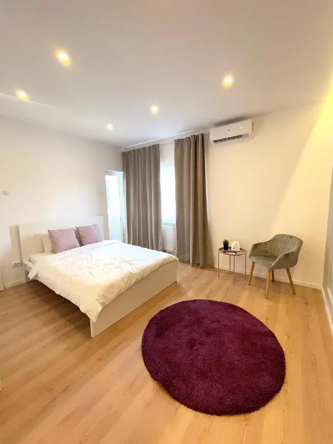 On The River Ultra Central Suites Bucureşti 0*,  România